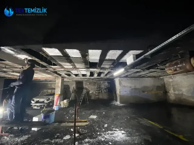Kapalı otoparkta yangın sonrası tavan ve duvarlardaki yoğun is ile kurum temizliği uygulaması